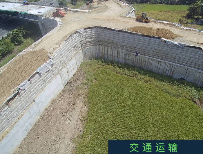 采用 MIRAFI 加筋土挡墙实现高效桥台施工